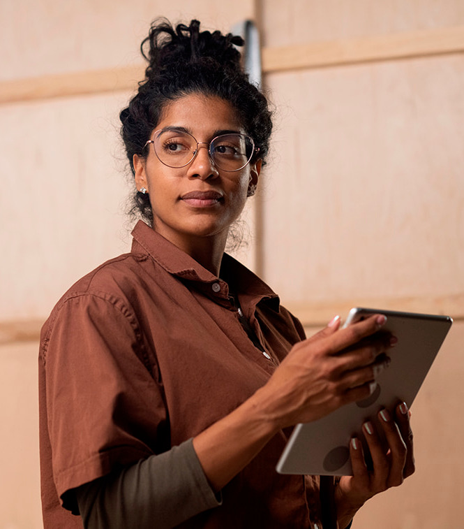 mulher negra de oculos olhando para o lado com um tablet na mao pagina seo da experta